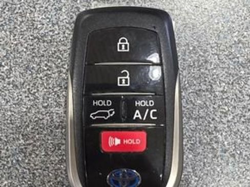 Used 2021 Toyota RAV4 SE image 32