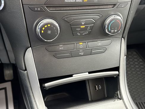 Used 2017 Ford Edge SE image 20