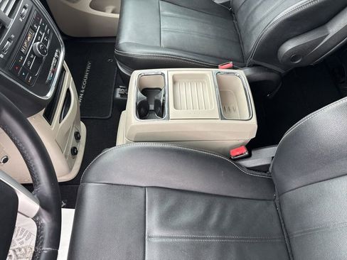 Used 2016 Chrysler Town & Country Touring image 25