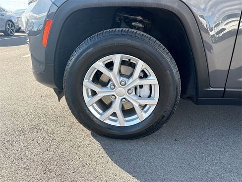 Used 2023 Jeep Grand Cherokee Limited w/ Luxury Tech Group II image 13