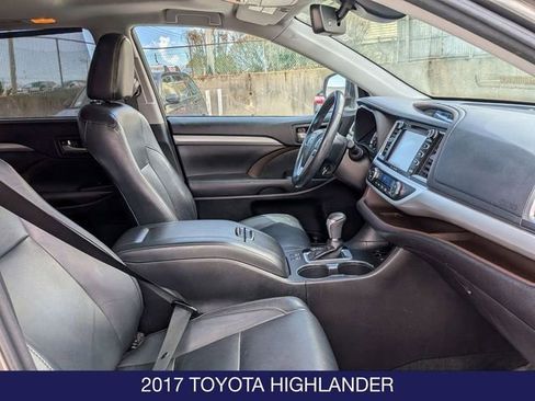 Used 2017 Toyota Highlander XLE AWD/4WD image 28
