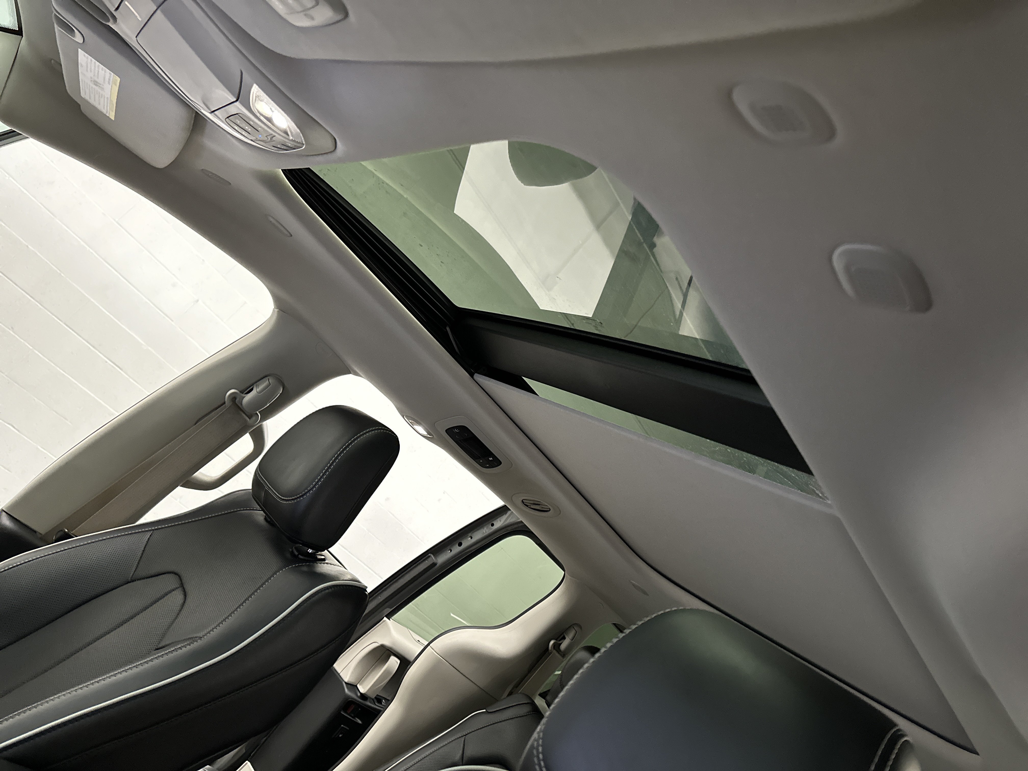 Used 2023 Chrysler Pacifica Limited FWD image 21