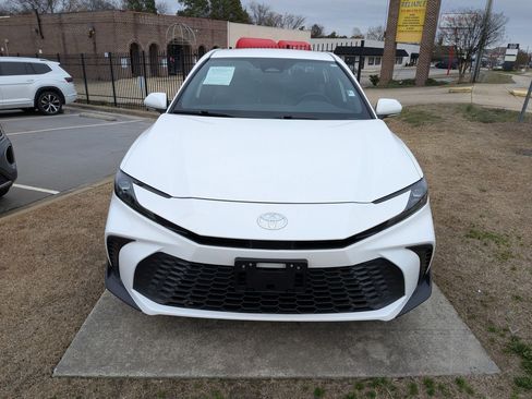 Used 2025 Toyota Camry SE w/ Convenience Package image 8