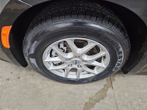 Used 2023 Chrysler Pacifica Touring-L image 13