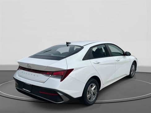 New 2026 Hyundai Elantra SE FWD image 4