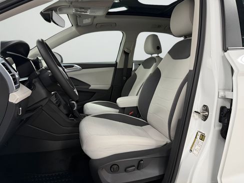 New 2025 Volkswagen Taos SE image 17