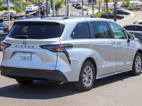 Used 2025 Toyota Sienna XLE w/ XLE Plus Package FWD image 7