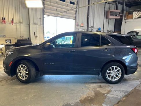 Used 2022 Chevrolet Equinox LS AWD/4WD image 3