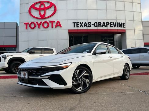 Used 2025 Hyundai Elantra Limited image 2