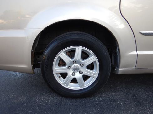 Used 2013 Chrysler Town & Country Touring FWD image 30