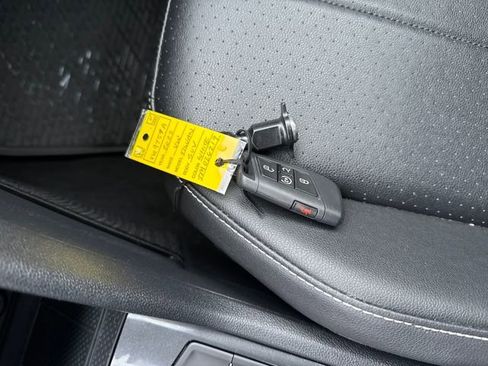 Certified 2023 Volkswagen Tiguan SE R-Line image 37