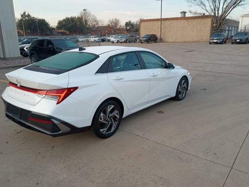 Used 2025 Hyundai Elantra SEL image 5