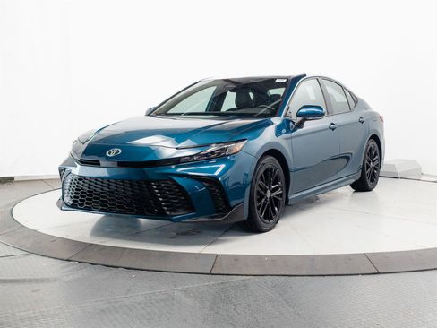 Used 2025 Toyota Camry SE FWD image 3