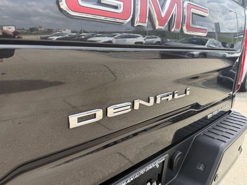 Used 2022 GMC Sierra 2500 Denali w/ Denali Black Diamond Edition AWD/4WD image 9