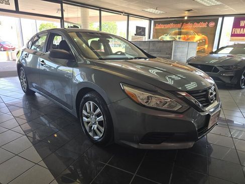 Used 2016 Nissan Altima 2.5 S w/ Power Driver Seat Package FWD image 3