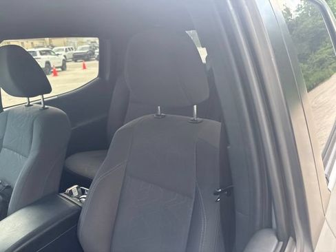 Used 2018 Toyota Tacoma TRD Off-Road w/ Technology Package AWD/4WD image 13