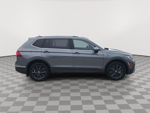 Certified 2024 Volkswagen Tiguan SE w/ Panoramic Sunroof Package AWD/4WD image 17