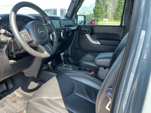 Used 2014 Jeep Wrangler Unlimited Rubicon w/ Dual Top Group AWD/4WD image 11