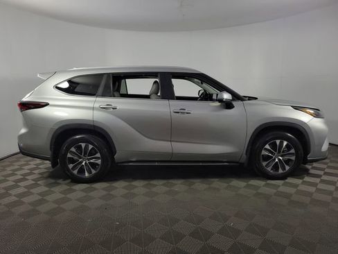 Used 2024 Toyota Highlander XLE AWD/4WD image 10