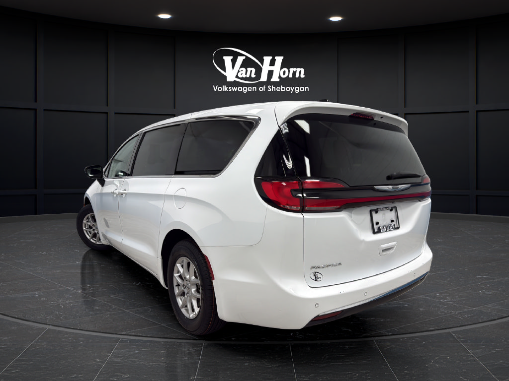 Used 2024 Chrysler Pacifica Touring-L FWD image 5