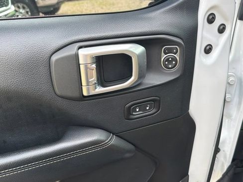 Used 2018 Jeep Wrangler Unlimited Sahara w/ Dual Top Group AWD/4WD image 19