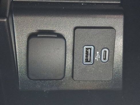 Used 2023 Ford Explorer XLT AWD/4WD image 25