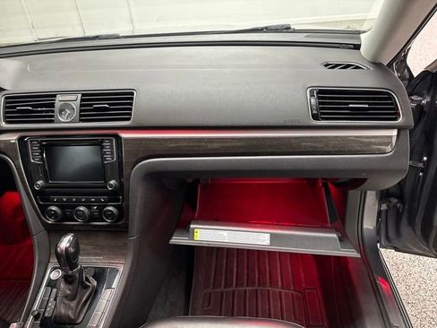 Used 2016 Volkswagen Passat 1.8T SEL Premium image 20