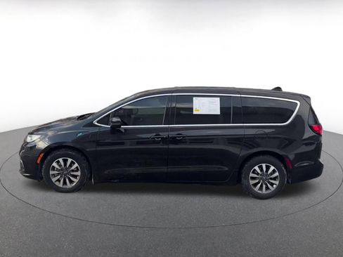 Used 2023 Chrysler Pacifica Touring-L image 9