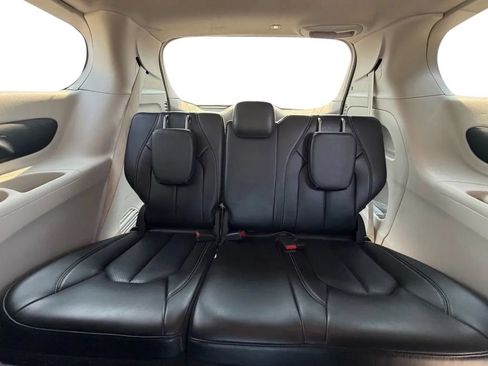 Used 2023 Chrysler Pacifica Touring-L FWD image 32
