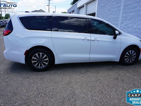 Used 2023 Chrysler Pacifica Touring-L FWD image 12