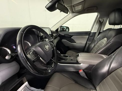 Used 2021 Toyota Highlander LE FWD image 16