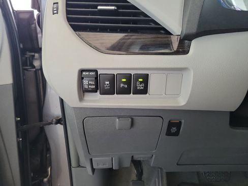 Used 2015 Toyota Sienna XLE image 11