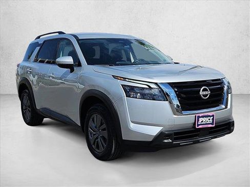 Used 2024 Nissan Pathfinder SV FWD image 3