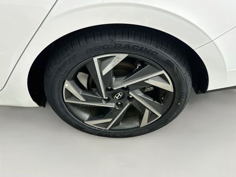 Used 2024 Hyundai Elantra Limited FWD image 11