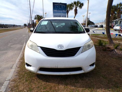 Used 2012 Toyota Sienna w/ Towing Pkg image 3