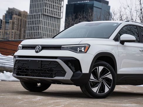 Certified 2025 Volkswagen Taos SE image 2