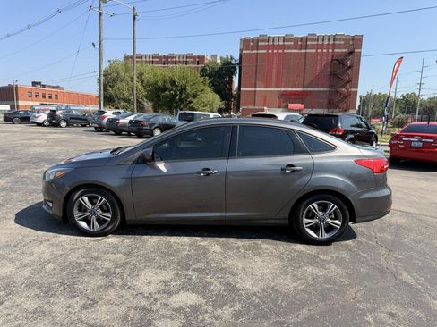 Used 2018 Ford Focus SE w/ SE Appearance Package FWD image 6