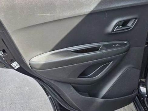 Used 2022 Chevrolet Trax LT w/ LT Convenience Package image 12