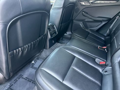 Certified 2025 Porsche Macan AWD/4WD image 13