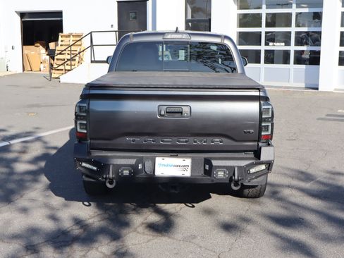 Used 2018 Toyota Tacoma TRD Sport image 9