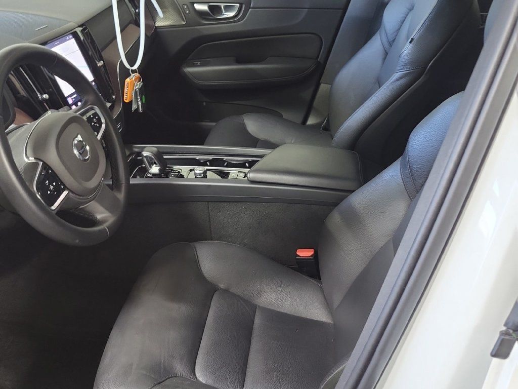 Used 2024 Volvo XC60 B5 Plus w/ Protection Package Premier AWD/4WD image 3
