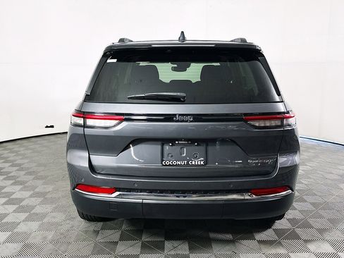 Used 2023 Jeep Grand Cherokee Laredo image 4