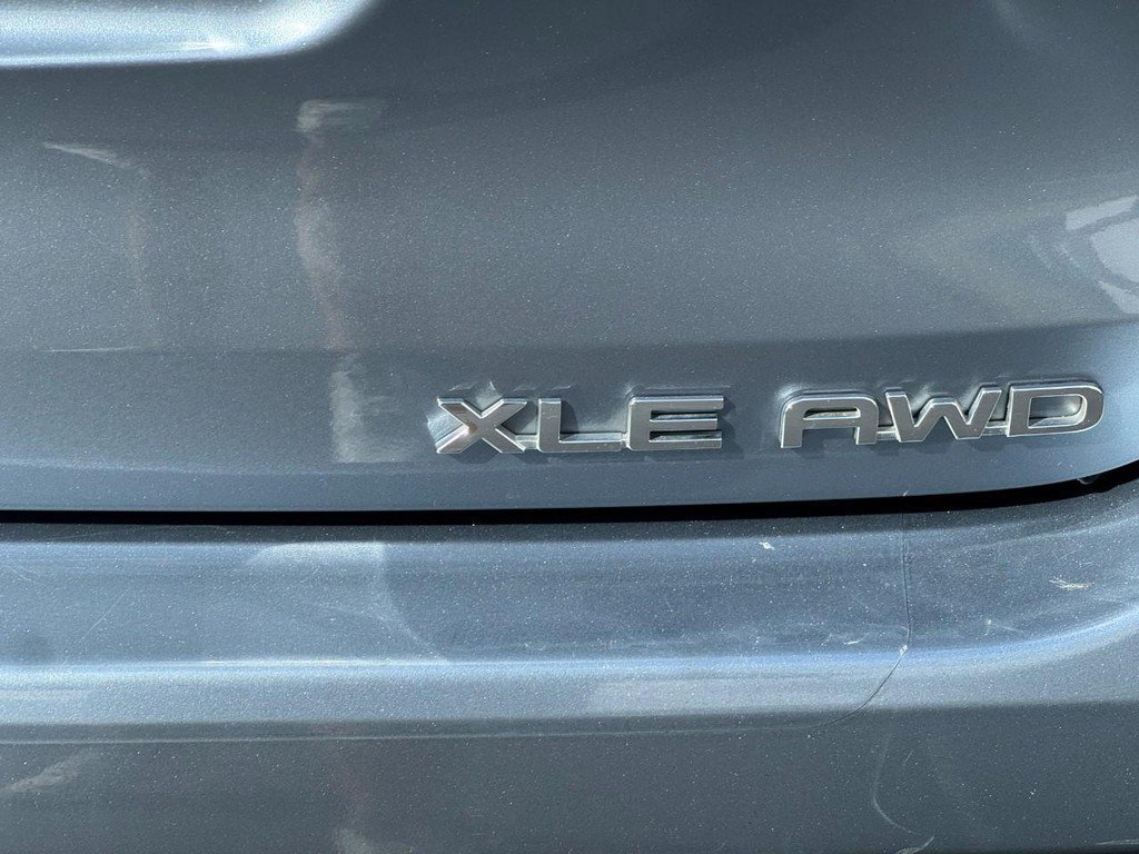 Used 2020 Toyota Highlander XLE AWD/4WD image 6