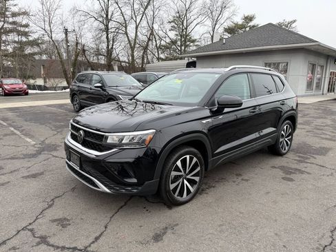 Used 2023 Volkswagen Taos SE w/ Panoramic Sunroof Package image 3