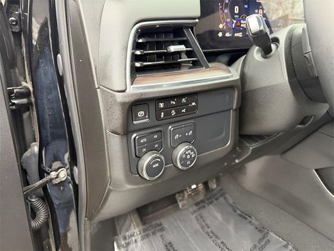 Used 2025 Chevrolet Suburban Z71 image 22