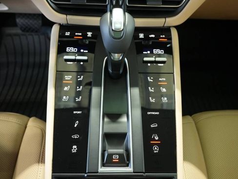 Certified 2026 Porsche Macan AWD/4WD image 23