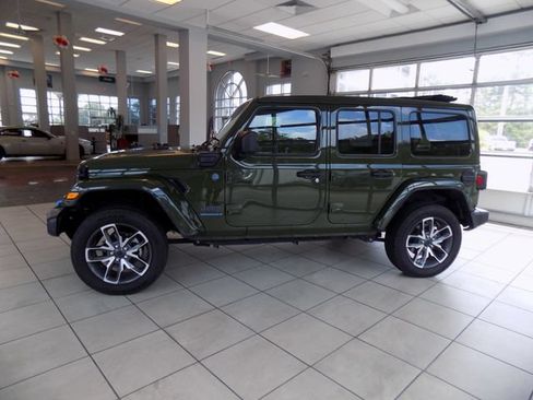 Used 2024 Jeep Wrangler Unlimited w/ Convenience Group AWD/4WD image 3