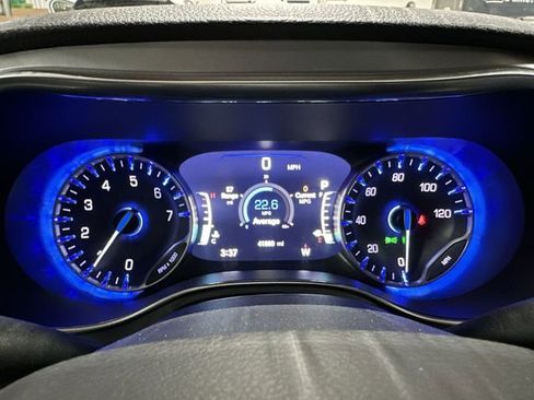 Used 2025 Chrysler Pacifica Limited image 14