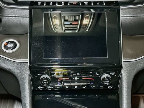 Certified 2024 Jeep Grand Cherokee L Altitude AWD/4WD image 12