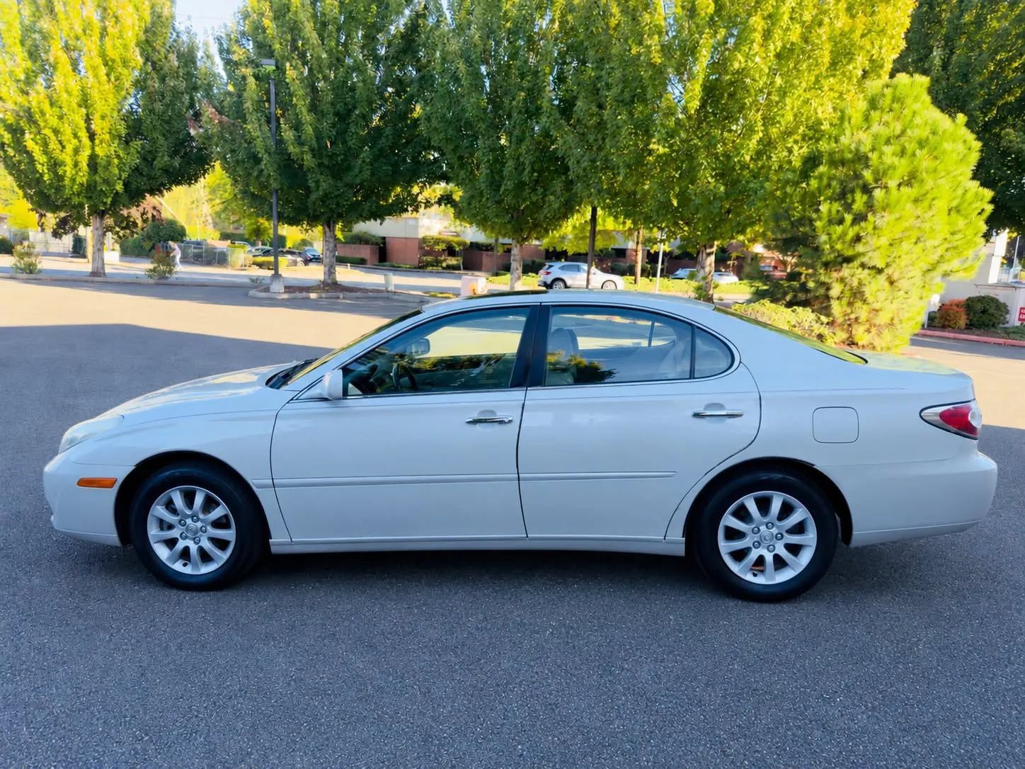 Used 2004 Lexus ES 330 w/ Premium Pkg FWD image 2